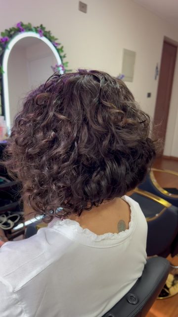 Galería 10 Sin dudas, está abierta la temporada de Curly Bob… 😍
Recuerden que, pueden ser corto, medio o largo, asimétrico, con o sin rapado lateral y TODOS entregan belleza y modernidad a tu look!
Ven a vivir la experiencia Luna Rulos😍 y descubrir real potencial de tu cabello natural 💜👩🏽🦱💜
🗣️🇧🇷🇨🇱🇺🇸 (te puedo atender en español, inglés o portugués)!
Somos la Peluquería de Rulos mejor evaluada en Santiago (Búscanos en Google, si tienes dudas 😉), un ambiente tranquilo y acogedor en Providencia, vengan sin miedo, acá solo usamos productos de calidad, veganos 🌱 y aptos.
⚠️ Todo lo que ves en mi perfil, es resultado de técnica + buenos productos + experiencia y rulos 100% NATURALES 😉 (nada de químicos, “finger coil” o definición “rulo a rulo” con 1 kilo de crema y gel).🫠
En Luna Rulos celebramos la belleza natural de cada rizo, onda y textura. Si vives en Santiago y buscas un espacio donde tu cabello crespo, ondulado o rizado sea abrazado, ven a vivir una experiencia transformadora. Reserva hoy tu corte o tratamiento capilar y deja que tu cabello hable por ti.
¡Te esperamos!
#lunarulos #peluqueriaderulos #rulos #corteenseco #santiago
