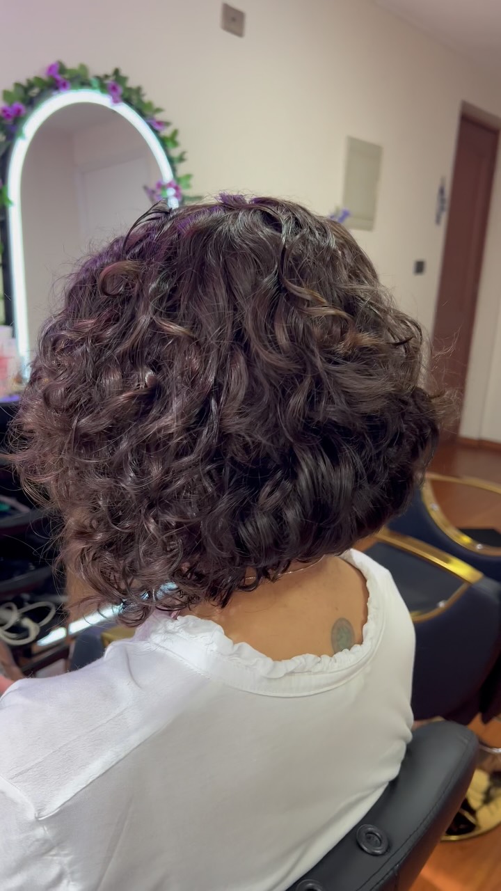 Galería 26 Sin dudas, está abierta la temporada de Curly Bob… 😍
Recuerden que, pueden ser corto, medio o largo, asimétrico, con o sin rapado lateral y TODOS entregan belleza y modernidad a tu look!
Ven a vivir la experiencia Luna Rulos😍 y descubrir real potencial de tu cabello natural 💜👩🏽🦱💜
🗣️🇧🇷🇨🇱🇺🇸 (te puedo atender en español, inglés o portugués)!
Somos la Peluquería de Rulos mejor evaluada en Santiago (Búscanos en Google, si tienes dudas 😉), un ambiente tranquilo y acogedor en Providencia, vengan sin miedo, acá solo usamos productos de calidad, veganos 🌱 y aptos.
⚠️ Todo lo que ves en mi perfil, es resultado de técnica + buenos productos + experiencia y rulos 100% NATURALES 😉 (nada de químicos, “finger coil” o definición “rulo a rulo” con 1 kilo de crema y gel).🫠
En Luna Rulos celebramos la belleza natural de cada rizo, onda y textura. Si vives en Santiago y buscas un espacio donde tu cabello crespo, ondulado o rizado sea abrazado, ven a vivir una experiencia transformadora. Reserva hoy tu corte o tratamiento capilar y deja que tu cabello hable por ti.
¡Te esperamos!
#lunarulos #peluqueriaderulos #rulos #corteenseco #santiago