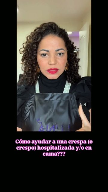 Galería 9 Cómo ayudar a una crespa o crespo, hospitalizada o “en cama?
Es un detalle, pero hace la diferencia!!! Créanme!
Este video es un tip… una recomendación, pues me ha tocado lidiar con personas “desesperadas” por una solución, cuando infelizmente a veces, no hay otra alternativa que cortar ✂️. No por mala voluntad, sí porque nosotras no podemos sacar estos nudos, y por más cuidadosas que seamos, sería un proceso largo y muy doloroso.
Por esto, es mejor evitar… si conoces a alguien en este situación, sugiera una trenza floja o un torcido con 2 mechitas… es simple, pero muy funcional!
#lunarulos #tip #utilidadpublica #crespas #rizadas