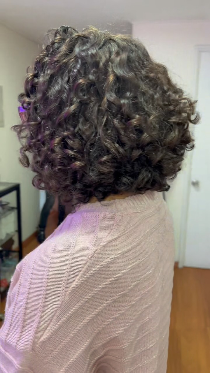 Galería 21 Otro Curly Bob hermosoooo en curvatura 3!
Este es el corte de primavera/verano 2027, sin duda! 😍
Ven a vivir la experiencia Luna Rulos😍 y descubrir real potencial de tu cabello natural 💜👩🏽🦱💜
🗣️🇧🇷🇨🇱🇺🇸 (te puedo atender en español, inglés o portugués)!
Somos la Peluquería de Rulos mejor evaluada en Santiago (Búscanos en Google, si tienes dudas 😉), un ambiente tranquilo y acogedor en Providencia, vengan sin miedo, acá solo usamos productos de calidad, veganos 🌱 y aptos.
⚠️ Todo lo que ves en mi perfil, es resultado de técnica + buenos productos + experiencia y rulos 100% NATURALES 😉 (nada de químicos, “finger coil” o definición “rulo a rulo” con 1 kilo de crema y gel).🫠
En Luna Rulos celebramos la belleza natural de cada rizo, onda y textura. Si vives en Santiago y buscas un espacio donde tu cabello crespo, ondulado o rizado sea abrazado, ven a vivir una experiencia transformadora. Reserva hoy tu corte o tratamiento capilar y deja que tu cabello hable por ti.
¡Te esperamos!
#lunarulos #peluqueriaderulos #rulos #corteenseco #santiago