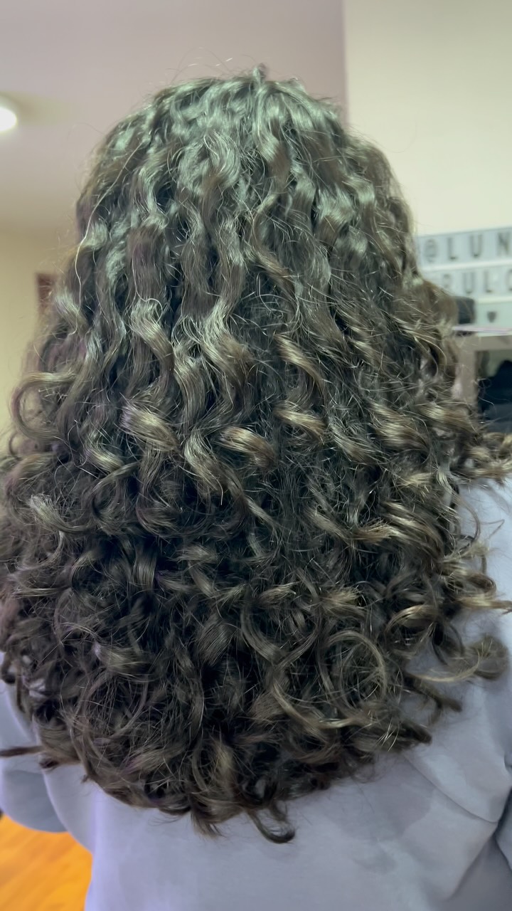 Galería 23 Javi y su melena hermosaaaaaaaa 😍
Pd: créeme, en este día cortamos 10 dedos de largo 😅
Ven a vivir la experiencia Luna Rulos😍 y descubrir real potencial de tu cabello natural 💜👩🏽🦱💜
🗣️🇧🇷🇨🇱🇺🇸 (te puedo atender en español, inglés o portugués)!
Somos la Peluquería de Rulos mejor evaluada en Santiago (Búscanos en Google, si tienes dudas 😉), un ambiente tranquilo y acogedor en Providencia, vengan sin miedo, acá solo usamos productos de calidad, veganos 🌱 y aptos.
⚠️ Todo lo que ves en mi perfil, es resultado de técnica + buenos productos + experiencia y rulos 100% NATURALES 😉 (nada de químicos, “finger coil” o definición “rulo a rulo” con 1 kilo de crema y gel).🫠
En Luna Rulos celebramos la belleza natural de cada rizo, onda y textura. Si vives en Santiago y buscas un espacio donde tu cabello crespo, ondulado o rizado sea abrazado, ven a vivir una experiencia transformadora. Reserva hoy tu corte o tratamiento capilar y deja que tu cabello hable por ti.
¡Te esperamos!
#lunarulos #peluqueriaderulos #rulos #corteenseco #santiago