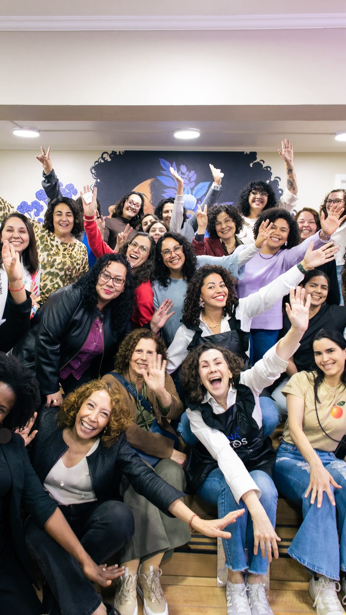 Galería 19 Un resumen de lo que fue la inauguración del nuevo local de Luna Rulos 💜👩🏽🦱👨🏽🦱💜
Pd: en casi 5 años de existencia del salón, 3 cambios de local (desde mi casa), fue la primera vez que pude hacer algo así 🥹.
Y si, me llena de orgullo pues solo quienes emprenden, saben el difícil camino que es, cuando no hay herencia, inversiones externas o “cuna de oro” por detrás. Pd: Más aún siendo extranjera y mujer.
Este año me ha tocado difícil personalmente, pero el salón me llena de esperanza, alegría y felicidad 💜✨ Ustedes no imaginan cuánto.
Solo quiero agradecer a ustedes, a mis amigos y a Dios por darme fuerzas para seguir… hoy concreto un sueño que idealicé a 5 años atrás, y honestamente solo quiero disfrutarlo.
No me importa la competencia, la gente amargada o malas vibras… acepto y recibo todo de bueno… soy merecedora de todo este cariño y amor, y no me avergüenza decirlo!
Gracias gracias gracias 🫂
Pd: ahora saquen sus horas y me ayuden a pagar la inversión 😂😂😂 (acá trabajamos con la realidad y transparencia, siempre!).
Las quiero muchísimo 💜👩🏽🦱👨🏽🦱💜
#lunarulos #inaugurado #corteenseco #crespas #santiago