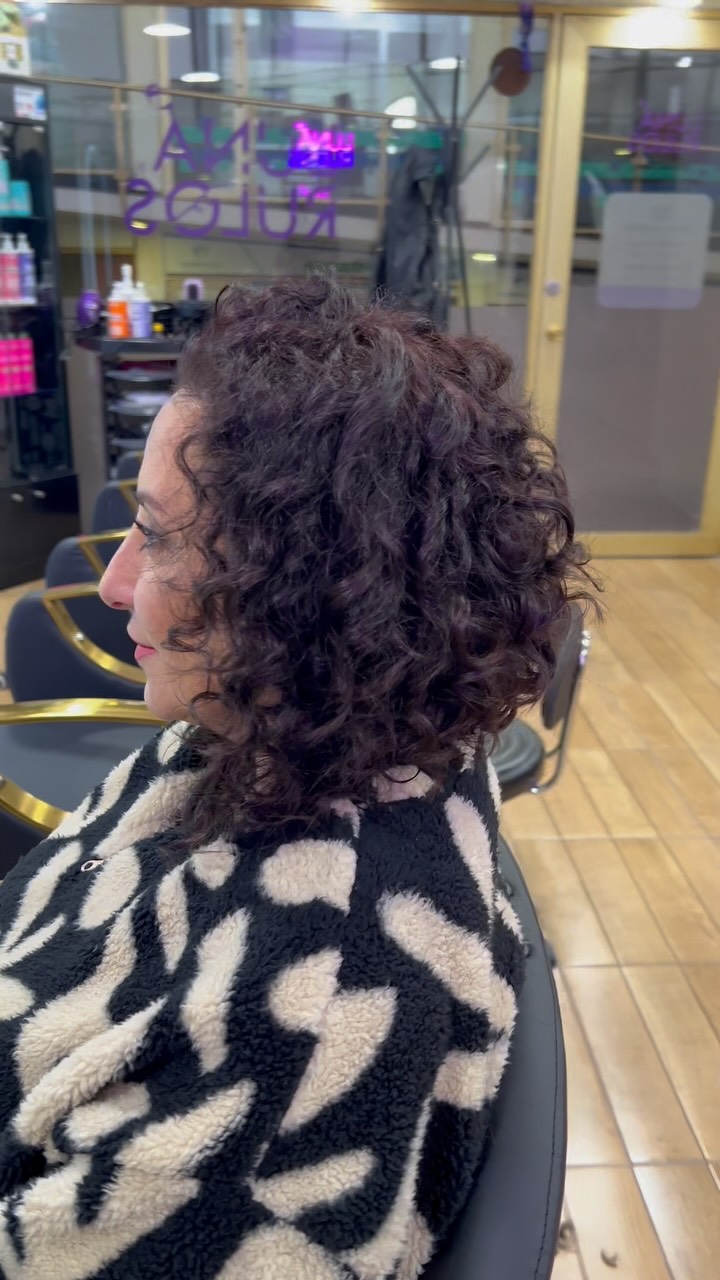 Galería 15 Ella vino por su Curly Bob 🥰
Hicimos la forma inicial, pues hay partes que necesitan crecer (de un corte anterior en otro local). Pero ya quedó muy hermoso 💜👩🏽🦱💜
Ven a vivir la experiencia Luna Rulos😍 y descubrir real potencial de tu cabello natural 💜👩🏽🦱💜
🗣️🇧🇷🇨🇱🇺🇸 (te puedo atender en español, inglés o portugués)!
Somos la Peluquería de Rulos mejor evaluada en Santiago!
Un ambiente tranquilo, y acogedor en Providencia, vengan sin miedo, acá solo usamos productos de calidad, veganos 🌱 y aptos.
⚠️ Todo lo que ves en mi perfil, es resultado de técnica + buenos productos + experiencia y rulos 100% NATURALES 😉 (nada de químicos, “finger coil” o definición “rulo a rulo” con 1 kilo de crema y gel).🫠
En Luna Rulos celebramos la belleza natural de cada rizo, onda y textura. Si vives en Santiago y buscas un espacio donde tu cabello crespo, ondulado o rizado sea abrazado, ven a vivir una experiencia transformadora. Reserva hoy tu corte o tratamiento capilar y deja que tu cabello hable por ti.
¡Te esperamos!
#lunarulos #peluqueriaderulos #rulos #corteenseco #santiago