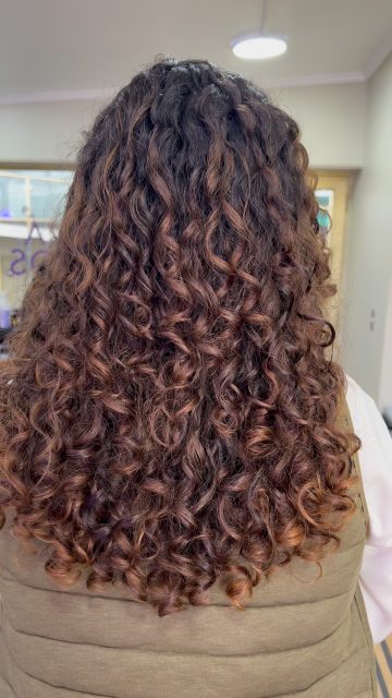 Galería 5 Ven a vivir la experiencia Luna Rulos😍 y descubrir real potencial de tu cabello natural 💜👩🏽🦱💜
🗣️🇧🇷🇨🇱🇺🇸 (te puedo atender en español, inglés o portugués)!
Somos la Peluquería de Rulos mejor evaluada en Santiago (Búscanos en Google, si tienes dudas 😉), un ambiente tranquilo y acogedor en Providencia, vengan sin miedo, acá solo usamos productos de calidad, veganos 🌱 y aptos.
⚠️ Todo lo que ves en mi perfil, es resultado de técnica + buenos productos + experiencia y rulos 100% NATURALES 😉 (nada de químicos, “finger coil” o definición “rulo a rulo” con 1 kilo de crema y gel).🫠
En Luna Rulos celebramos la belleza natural de cada rizo, onda y textura. Si vives en Santiago y buscas un espacio donde tu cabello crespo, ondulado o rizado sea abrazado, ven a vivir una experiencia transformadora. Reserva hoy tu corte o tratamiento capilar y deja que tu cabello hable por ti.
¡Te esperamos!
#lunarulos #peluqueriaderulos #rulos #corteenseco #santiago
