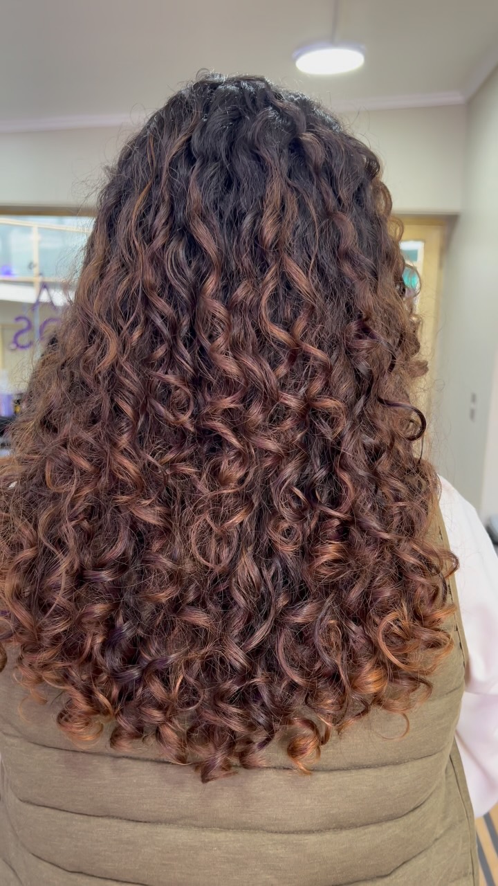 Galería 17 Ven a vivir la experiencia Luna Rulos😍 y descubrir real potencial de tu cabello natural 💜👩🏽🦱💜
🗣️🇧🇷🇨🇱🇺🇸 (te puedo atender en español, inglés o portugués)!
Somos la Peluquería de Rulos mejor evaluada en Santiago (Búscanos en Google, si tienes dudas 😉), un ambiente tranquilo y acogedor en Providencia, vengan sin miedo, acá solo usamos productos de calidad, veganos 🌱 y aptos.
⚠️ Todo lo que ves en mi perfil, es resultado de técnica + buenos productos + experiencia y rulos 100% NATURALES 😉 (nada de químicos, “finger coil” o definición “rulo a rulo” con 1 kilo de crema y gel).🫠
En Luna Rulos celebramos la belleza natural de cada rizo, onda y textura. Si vives en Santiago y buscas un espacio donde tu cabello crespo, ondulado o rizado sea abrazado, ven a vivir una experiencia transformadora. Reserva hoy tu corte o tratamiento capilar y deja que tu cabello hable por ti.
¡Te esperamos!
#lunarulos #peluqueriaderulos #rulos #corteenseco #santiago