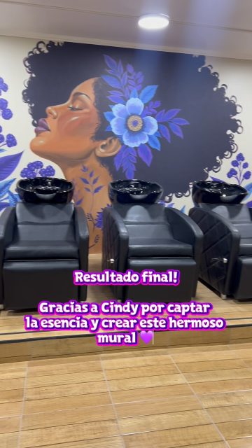 Galería 3 Dejo acá el proceso de un de los rincones más importantes, y bonitos del nuevo local.
Mural hecho por la artista: @serpientesal
Este mural representa el empoderamiento y la belleza de nuestro cabello! Sea ondulado, rizado o afro, TODOS tienen su encanto 💜👩🏽🦱👨🏽🦱💜
Si no lo viste personalmente aún, recuerda sacar tu cita, y te esperamos! 😘
#lunarulos #mural #arte #crespas #santiagodechile
