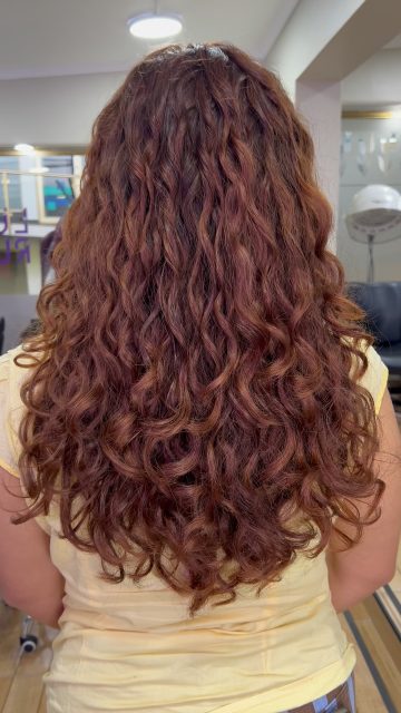 Galería 2 😅🐠 no hay antes, menos cuando estamos a fulllllll
Pd: hicimos corte de puntas y mantenimiento del color 7-57 de Igora 😍 el amado chocolate cobrizo! 💜👩🏽🦱💜
Lo harías?
Ven a vivir la experiencia Luna Rulos😍 y descubrir real potencial de tu cabello natural 💜👩🏽🦱💜
🗣️🇧🇷🇨🇱🇺🇸 (te puedo atender en español, inglés o portugués)!
Somos la Peluquería de Rulos mejor evaluada en Santiago!
Un ambiente tranquilo, y acogedor en Providencia, vengan sin miedo, acá solo usamos productos de calidad, veganos 🌱 y aptos.
⚠️ Todo lo que ves en mi perfil, es resultado de técnica + buenos productos + experiencia y rulos 100% NATURALES 😉 (nada de químicos, “finger coil” o definición “rulo a rulo” con 1 kilo de crema y gel).🫠
En Luna Rulos celebramos la belleza natural de cada rizo, onda y textura. Si vives en Santiago y buscas un espacio donde tu cabello crespo, ondulado o rizado sea abrazado, ven a vivir una experiencia transformadora. Reserva hoy tu corte o tratamiento capilar y deja que tu cabello hable por ti.
¡Te esperamos!
#lunarulos #peluqueriaderulos #rulos #corteenseco #santiago