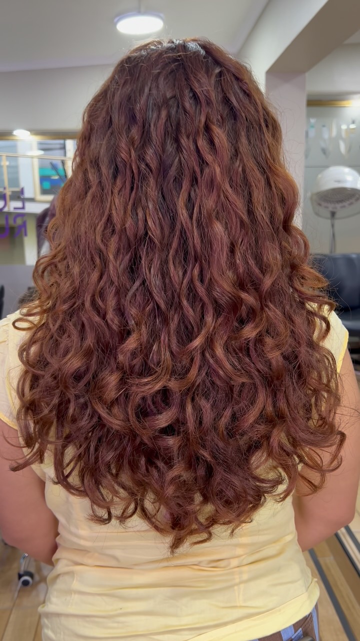 Galería 11 😅🐠 no hay antes, menos cuando estamos a fulllllll
Pd: hicimos corte de puntas y mantenimiento del color 7-57 de Igora 😍 el amado chocolate cobrizo! 💜👩🏽🦱💜
Lo harías?
Ven a vivir la experiencia Luna Rulos😍 y descubrir real potencial de tu cabello natural 💜👩🏽🦱💜
🗣️🇧🇷🇨🇱🇺🇸 (te puedo atender en español, inglés o portugués)!
Somos la Peluquería de Rulos mejor evaluada en Santiago!
Un ambiente tranquilo, y acogedor en Providencia, vengan sin miedo, acá solo usamos productos de calidad, veganos 🌱 y aptos.
⚠️ Todo lo que ves en mi perfil, es resultado de técnica + buenos productos + experiencia y rulos 100% NATURALES 😉 (nada de químicos, “finger coil” o definición “rulo a rulo” con 1 kilo de crema y gel).🫠
En Luna Rulos celebramos la belleza natural de cada rizo, onda y textura. Si vives en Santiago y buscas un espacio donde tu cabello crespo, ondulado o rizado sea abrazado, ven a vivir una experiencia transformadora. Reserva hoy tu corte o tratamiento capilar y deja que tu cabello hable por ti.
¡Te esperamos!
#lunarulos #peluqueriaderulos #rulos #corteenseco #santiago